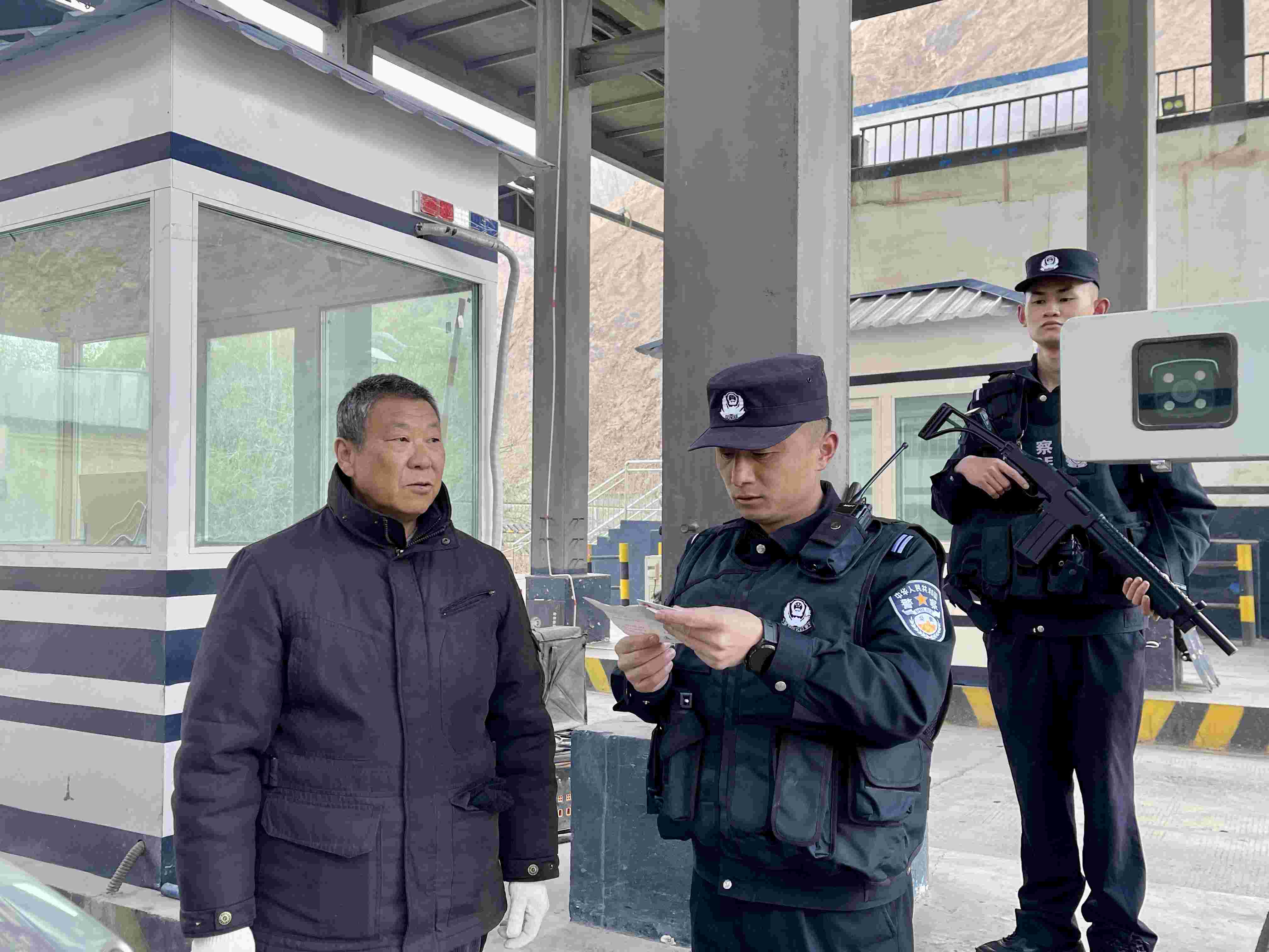 在庫(kù)地邊境檢查站，陳暢核對(duì)進(jìn)出邊境管理區(qū)人員信息。人民網(wǎng) 周靜圓攝