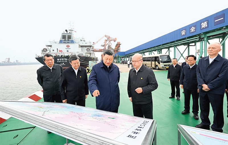 2023年5月11日至12日，中共中央總書記、國家主席、中央軍委主席習(xí)近平在河北考察，并主持召開深入推進(jìn)京津冀協(xié)同發(fā)展座談會。這是11日下午，習(xí)近平在滄州市黃驊港煤炭港區(qū)碼頭考察。 新華社記者 李學(xué)仁/攝
