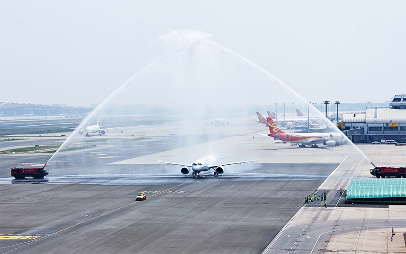 2023年5月28日，國產(chǎn)大型客機C919圓滿完成首次商業(yè)飛行，開啟市場化運營、產(chǎn)業(yè)化發(fā)展新征程。圖為北京首都國際機場以水門禮迎接C919首個商業(yè)航班東航MU9191。 新華社發(fā) 魏萌/攝