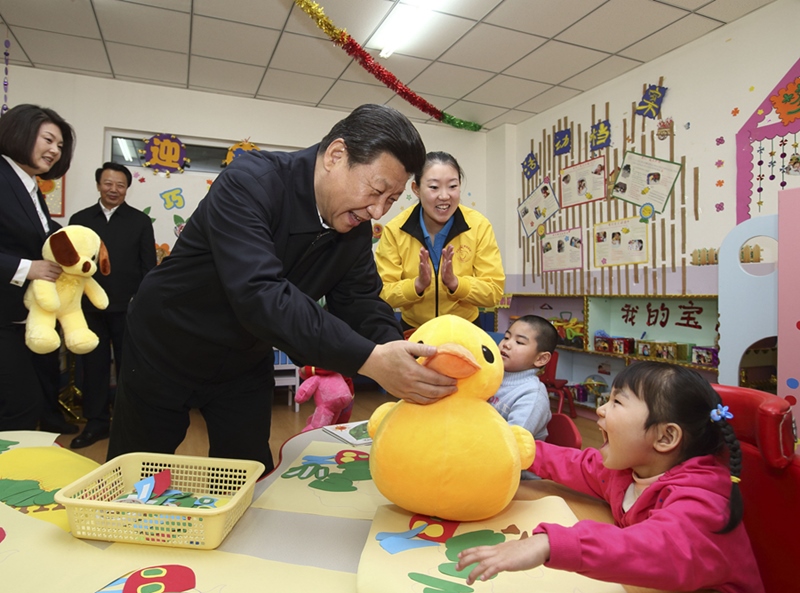 2014年1月28日，習近平總書記來到內蒙古自治區(qū)呼和浩特市兒童福利院看望孩子們并贈送新春禮物。