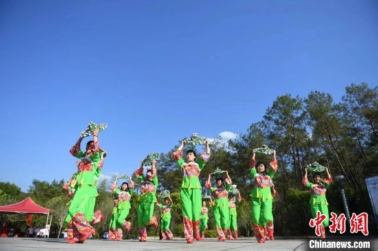 市民在跳廣場舞。 唐小晴 攝