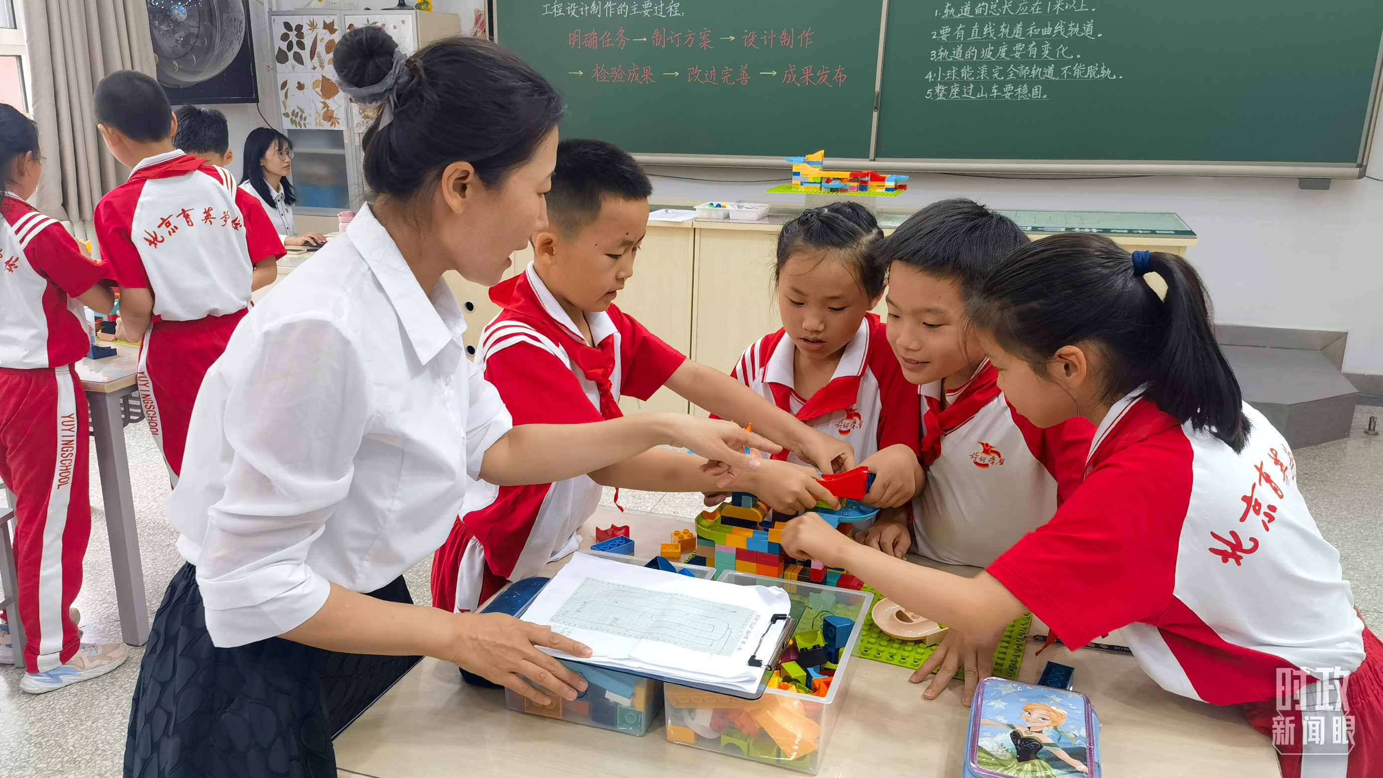 △科學(xué)教室內(nèi)，學(xué)生們正在開展過山車科學(xué)實(shí)驗(yàn)。（總臺(tái)央視記者賈林拍攝）