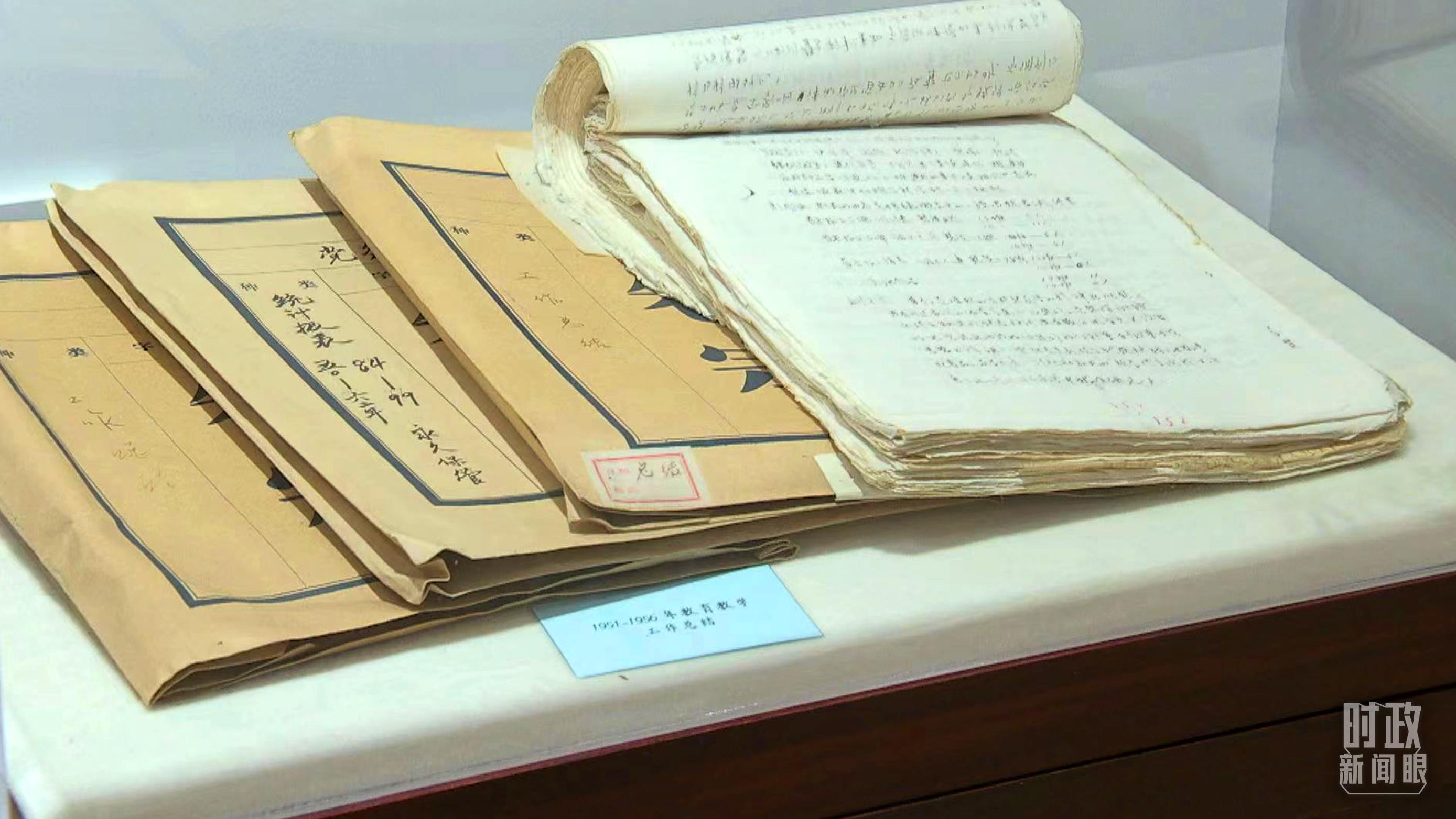 △校史館內(nèi)的教育教學(xué)工作總結(jié)展陳。（總臺(tái)央視記者金雨秋拍攝）
