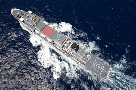 航行在大洋上的中國海軍“和平方舟”號醫(yī)院船。新華社記者 琚振華 攝