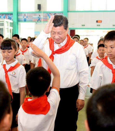 2014年5月30日，習(xí)近平總書記來到北京市海淀區(qū)民族小學(xué)，參加慶?！傲弧眹H兒童節(jié)活動。新華社記者 李濤 攝