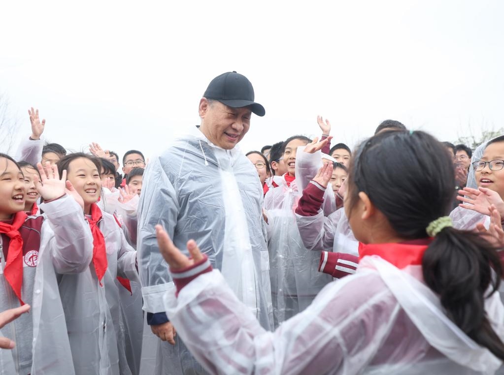 2023年4月4日，黨和國家領(lǐng)導(dǎo)人參加首都義務(wù)植樹活動。這是植樹后，習(xí)近平總書記同在場的中小學(xué)生親切交談。新華社記者 鞠鵬 攝