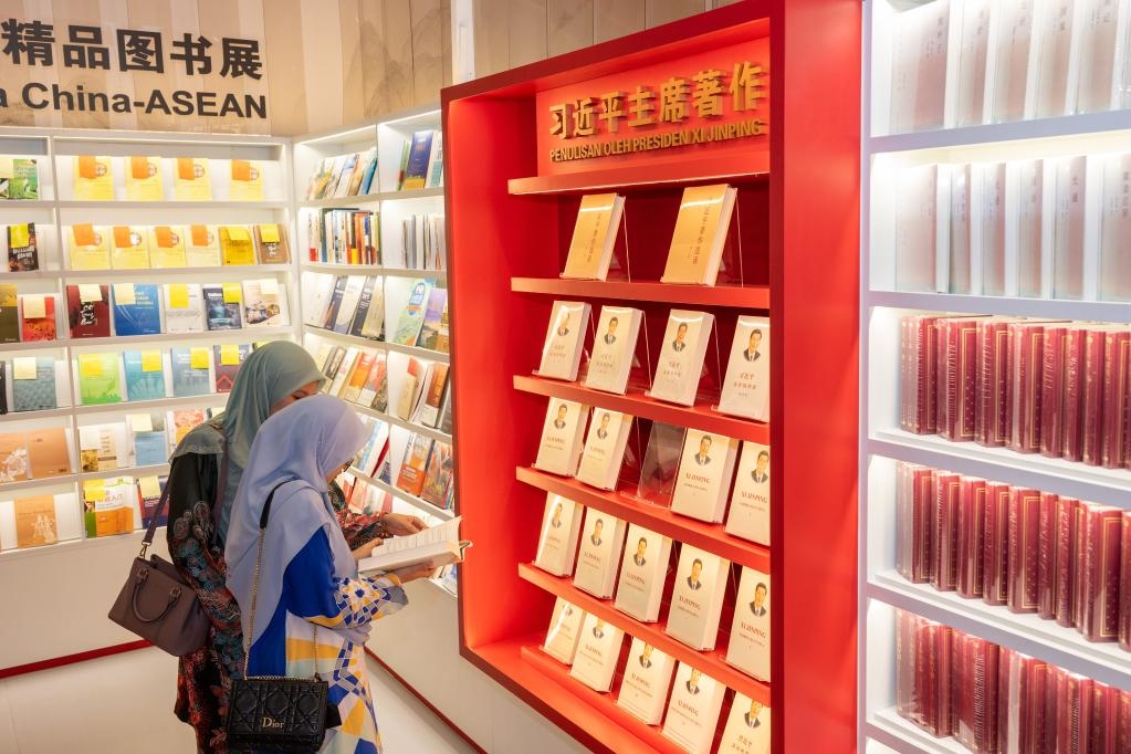 5月30日，兩名讀者在馬來西亞吉隆坡國際書展中國主賓國活動現場閱讀習近平主席著作。新華社記者朱煒攝