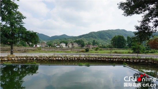 “一帶一路”國際青年走進信陽羅山 看“紅”“綠”資源助力鄉(xiāng)村未來_fororder_何家沖村景 攝影 賈親親.JPG