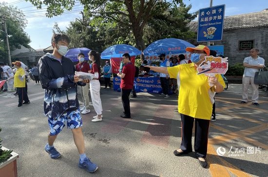6月7日早8點(diǎn)，北京市第五中學(xué)門口考生正在按規(guī)定進(jìn)入考場(chǎng)。人民網(wǎng)記者 池夢(mèng)蕊攝