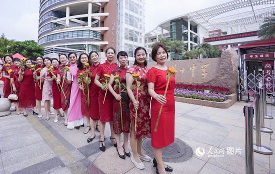 6月7日一早，廈門雙十中學(xué)考生家長(zhǎng)們身穿旗袍，手拿向日葵在考場(chǎng)外為孩子加油打氣，寓意“旗開得勝，一舉奪魁”。人民網(wǎng)記者 陳博攝