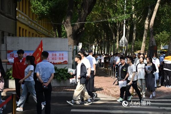 6月7日，在黑龍江省哈爾濱市第三中學(xué)高考考點(diǎn)，考生們有序進(jìn)入考場(chǎng)。人民網(wǎng)記者 蘇靖剛攝