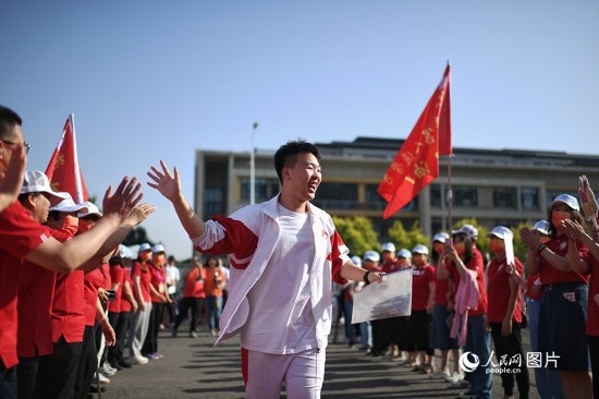 6月7日，在北京市人大附中通州校區(qū)考點(diǎn)，考生與送考老師擊掌加油。人民網(wǎng)記者 翁奇羽攝