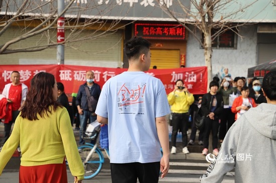 6月7日早8點(diǎn)，甘肅省蘭州市外國(guó)語(yǔ)高級(jí)中學(xué)考點(diǎn)，考生按規(guī)定進(jìn)入考場(chǎng)。人民網(wǎng)記者 黃帆攝