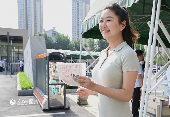 6月7日高考第一天，早上8點(diǎn)，一名考生充滿自信地步入鄭州市十一中考點(diǎn)。人民網(wǎng)記者 王玉興攝