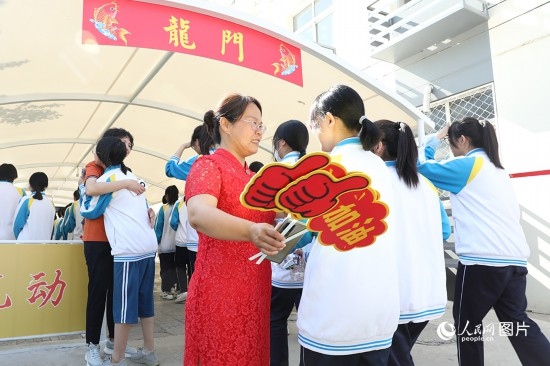 6月7日一早，雄安新區(qū)安新中學(xué)老師在給同學(xué)們加油鼓勁兒。人民網(wǎng) 李兆民攝
