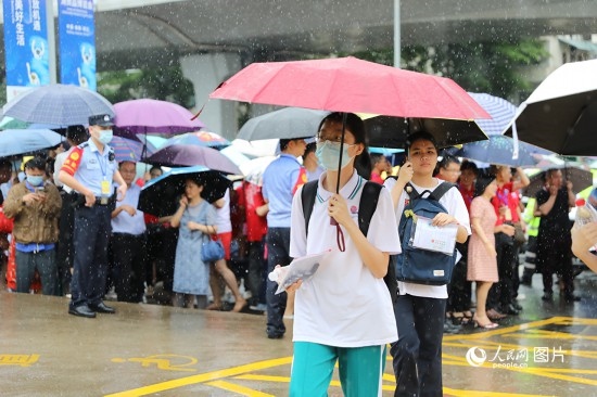 6月7日，海南華僑中學(xué)（高中部）考點(diǎn)，學(xué)子冒雨奔赴考場(chǎng)。人民網(wǎng)記者 孟凡盛攝