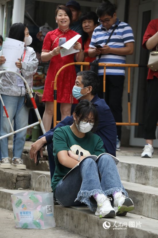 6月7日，沈陽(yáng)市第一中學(xué)，學(xué)子靠在父親身邊做最后的沖刺。人民網(wǎng) 周頌雪攝