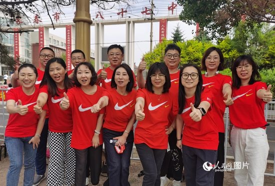 6月7日一早，陽(yáng)光明媚，天氣涼爽，在長(zhǎng)春市第八十七中學(xué)，考生們正陸續(xù)進(jìn)入考場(chǎng)。親友團(tuán)為參加高考的學(xué)子們加油鼓勁。人民網(wǎng)記者 王帝元攝
