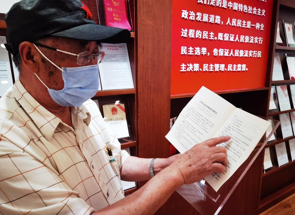 夏云龍給記者展示國(guó)歌法修改的內(nèi)容。人民網(wǎng)記者 唐小麗攝