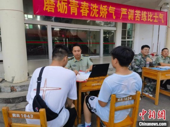 專武干部在講解相關(guān)政策。韋碩 攝