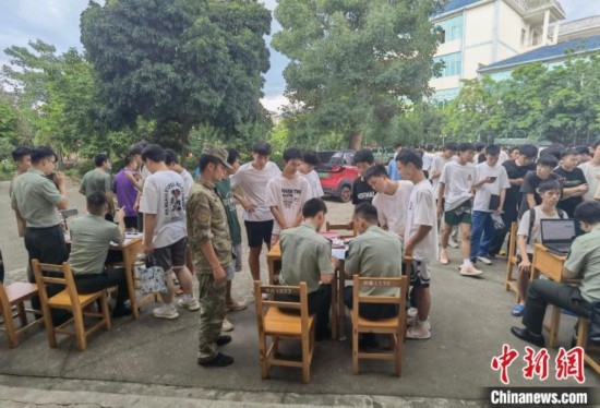 專武干部在發(fā)放兵役登記證。韋碩 攝