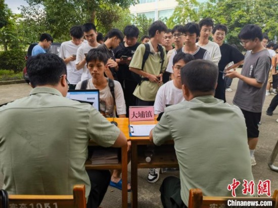 專武干部在發(fā)放兵役登記證。韋碩 攝