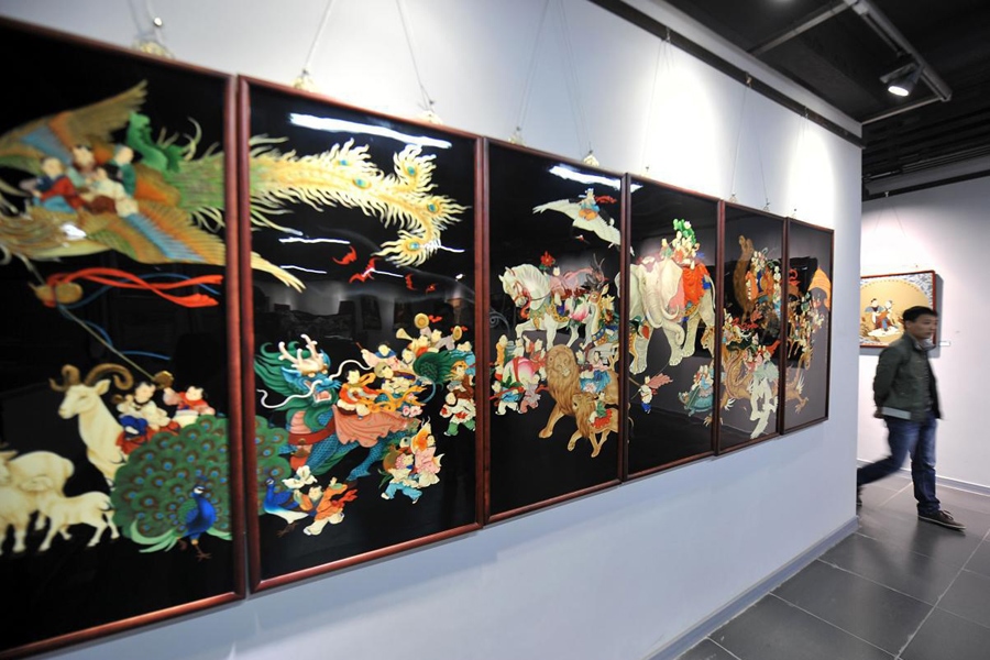 參觀者在唐都漆藝博物館參觀展出的漆器。新華社記者 詹彥 攝