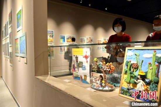 圖為家長帶著孩子參觀展覽。呂明 攝