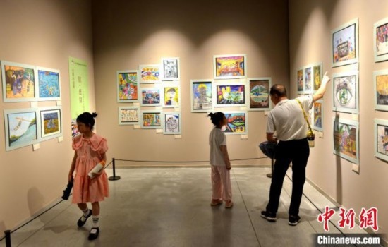 圖為家長帶著孩子參觀展覽。呂明 攝