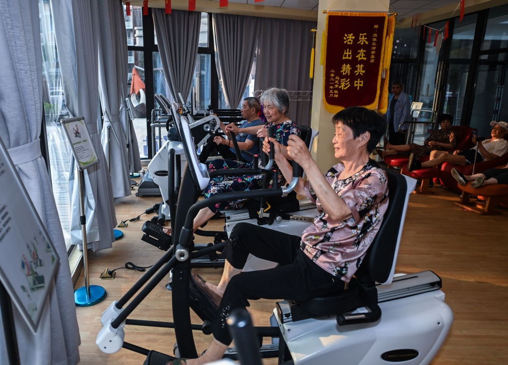 在浙江嘉興市南湖區(qū)新嘉街道電子社區(qū)鄰里中心的長者運(yùn)動(dòng)健康之家內(nèi)，老人們?cè)谶M(jìn)行器械鍛煉（2023年6月14日攝）。新華社記者 徐昱 攝