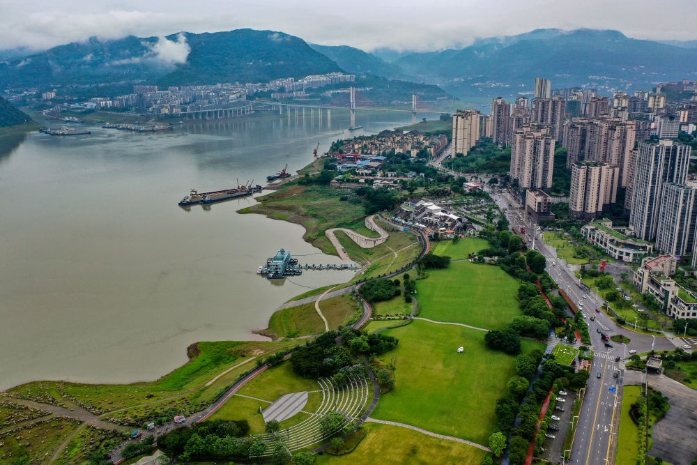 這是2023年6月7日拍攝的位于重慶市云陽縣的云陽城區(qū)環(huán)湖綠道（無人機(jī)照片）。當(dāng)?shù)貙⑸鷳B(tài)治理與生態(tài)修復(fù)結(jié)合起來，兼顧城市旅游和運(yùn)動(dòng)休閑等功能需要，打造環(huán)縣城兩江四岸33公里綠道。新華社記者 唐奕 攝