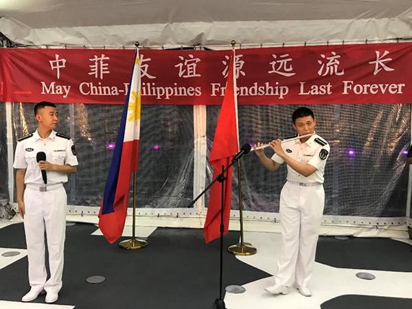 艦上官兵表演歌舞、民樂、武術(shù)等節(jié)目。中國駐菲律賓大使館供圖