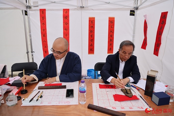 活動現(xiàn)場的中國書法展示。人民網(wǎng)記者 邢雪攝