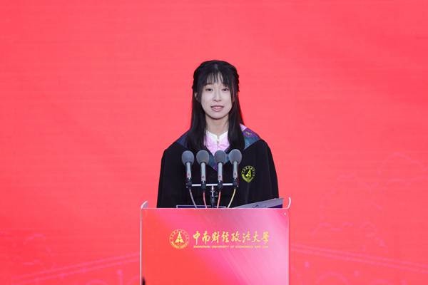 王若研在畢業(yè)典禮上發(fā)言。崔楨楨 攝