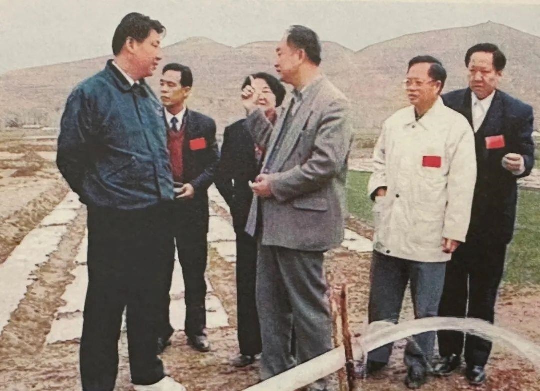 △1997年4月20日，習(xí)近平在寧夏固原市隆德縣調(diào)研。