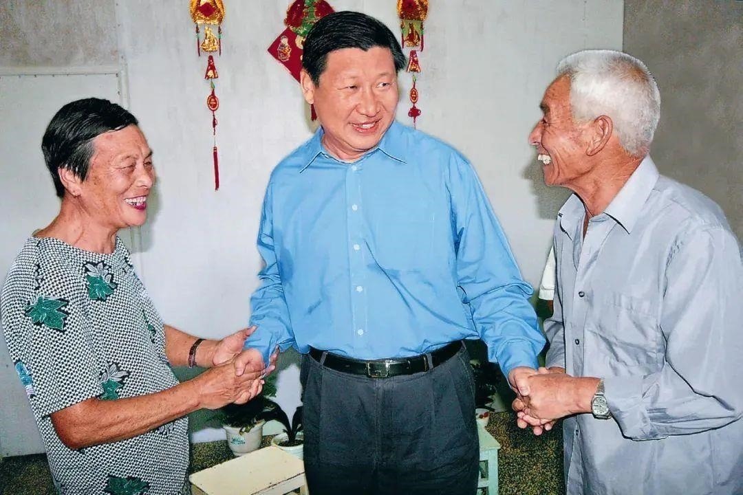 △2006年9月21日，習(xí)近平在浙江省舟山市普陀區(qū)東極鎮(zhèn)看望當(dāng)?shù)貪O民。