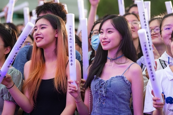 場(chǎng)下觀眾十分熱情。人民網(wǎng)記者 翁奇羽攝