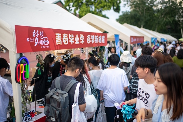 市集現(xiàn)場(chǎng)。人民網(wǎng)記者 翁奇羽攝