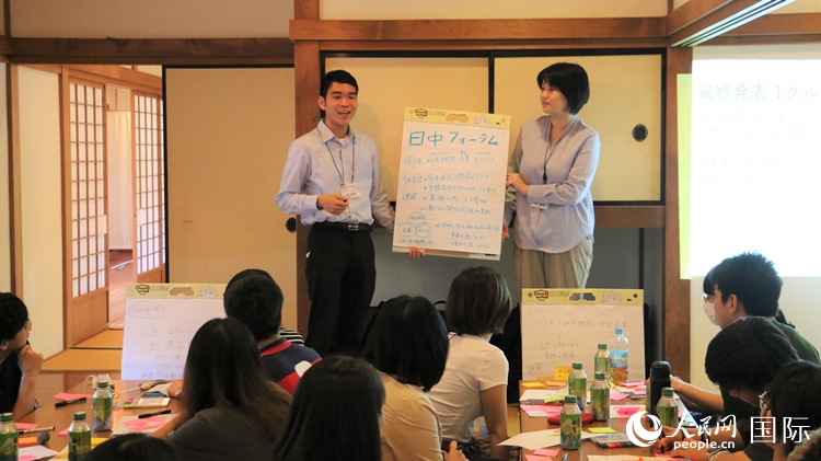 發(fā)表各自的研討成果。人民網(wǎng) 許可攝