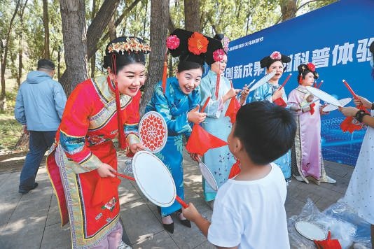 昨天上午，“奮進(jìn)新征程 建功新時(shí)代”2023年懷柔區(qū)第十八屆京韻滿鄉(xiāng)文化旅游節(jié)正式開幕，豐富多彩的文化演出吸引大批游客來此體驗(yàn)別具特色的滿族文化。本報(bào)記者 甘南攝