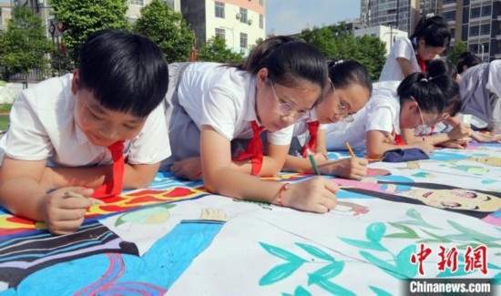 圖為學(xué)生們用手中畫筆在進(jìn)行創(chuàng)作。 興業(yè)縣融媒體中心供圖