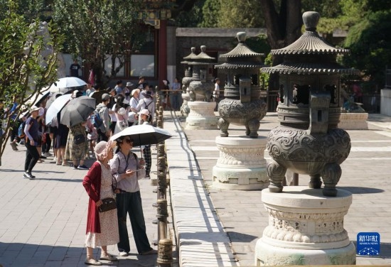 6月22日，游人在北京頤和園參觀(guān)游覽。新華社記者 任超 攝
