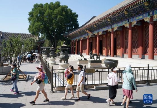 6月22日，游人在北京頤和園參觀(guān)游覽。新華社記者 任超 攝