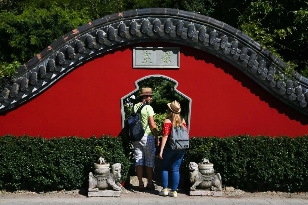 在比利時(shí)布呂熱萊特市，游客參觀天堂動(dòng)物園的中國園。