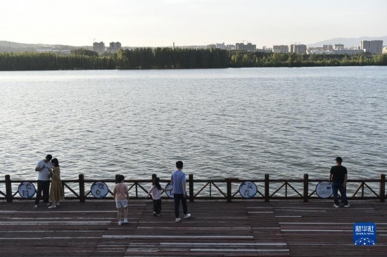 6月23日，游人在三門峽市黃河公園內(nèi)休閑。
