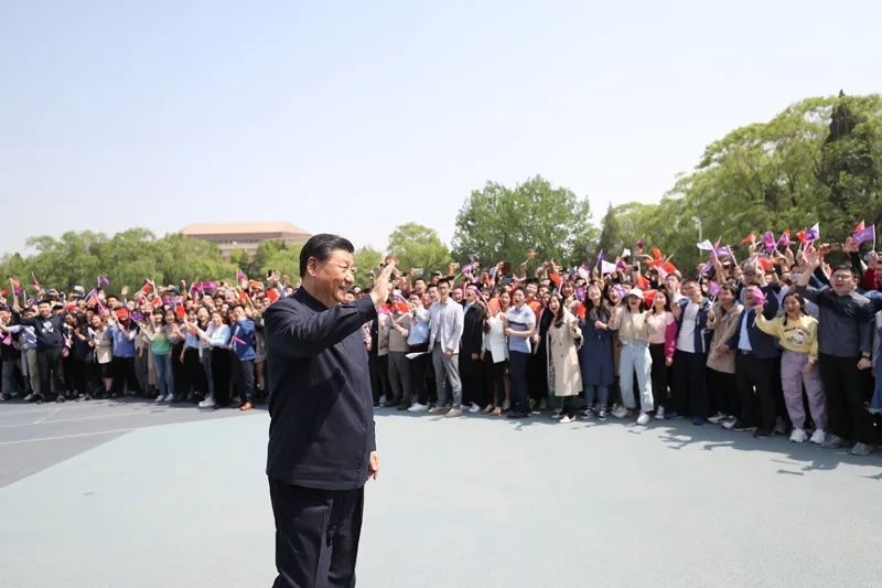 2021年4月19日，在清華大學(xué)建校110周年校慶日即將來(lái)臨之際，習(xí)近平來(lái)到清華大學(xué)考察。圖為習(xí)近平離開(kāi)學(xué)校時(shí)，同師生們揮手致意。新華社記者 鞠鵬 攝