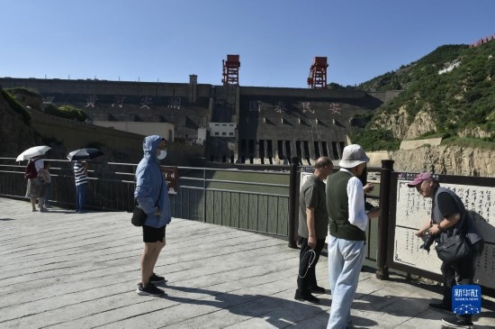 6月23日，游人在黃河三門峽大壩風(fēng)景區(qū)內(nèi)游覽。