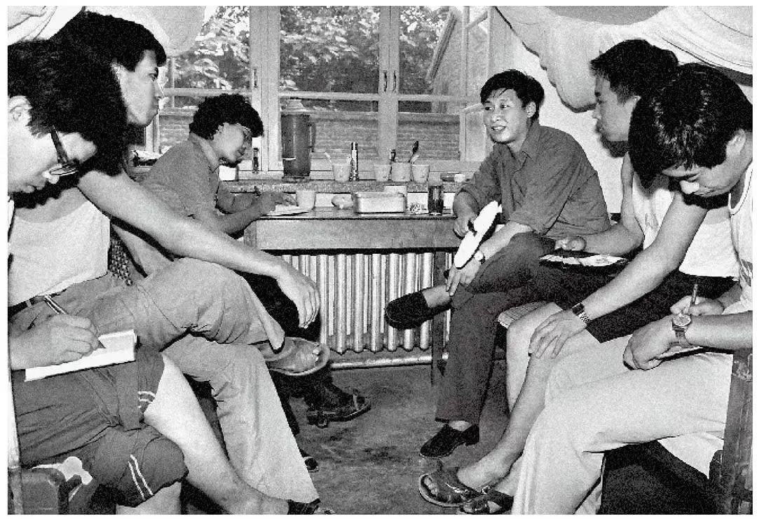 1984年7月29日，習(xí)近平與中國(guó)人民大學(xué)暑期社會(huì)實(shí)踐團(tuán)成員在正定縣政府招待所宿舍座談。（圖源：《習(xí)近平與大學(xué)生朋友們》）