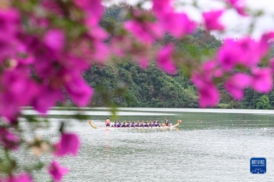 6月22日，重慶市酉陽土家族苗族自治縣酉水河鎮(zhèn)河灣村，參賽選手進行龍舟比賽。