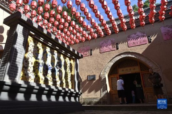 6月23日，游人在三門峽市陜州地坑院景區(qū)內(nèi)游覽。